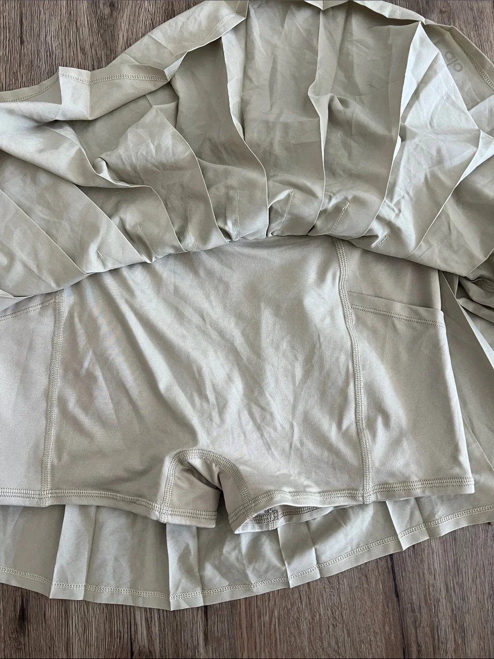 ALO Yoga Pleated Tennis or Golf athletic Skirt in beige- size Medium